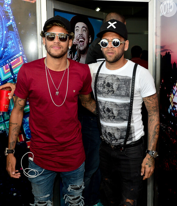 Neymar esteve na companhia da mãe, Nadine, e de amigos como o jogador Daniel Alves no Festival Villa Mix, em Goiânia
