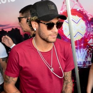 Neymar e Gabriela Versiani curtem festival juntos após flagra em boate no Rio de Janeiro