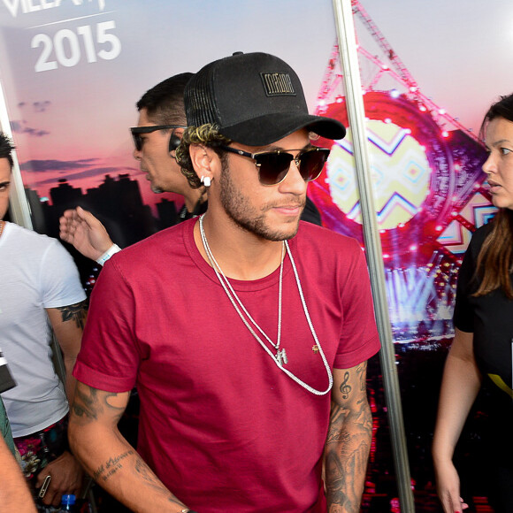 Neymar e Gabriela Versiani curtem festival juntos após flagra em boate no Rio de Janeiro