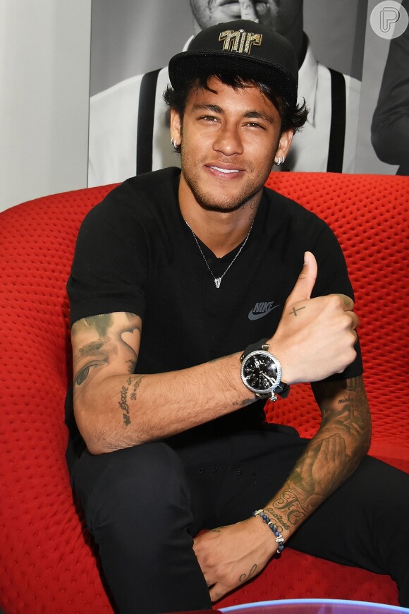 Neymar foi informado a ele que não havia uma área VIP e, consequentemente, não haveria condições dele não chamar a atenção com Gabriela Versiani