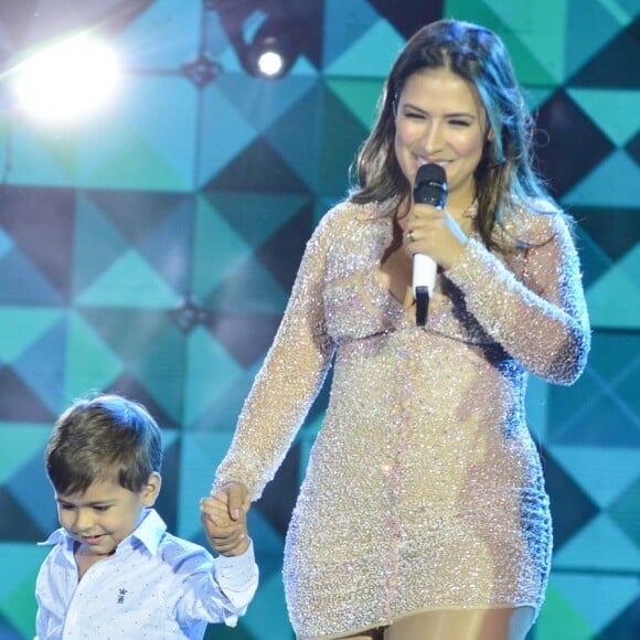 Henry, filho de Simone, entrou de mãos dadas com a mãe durante show