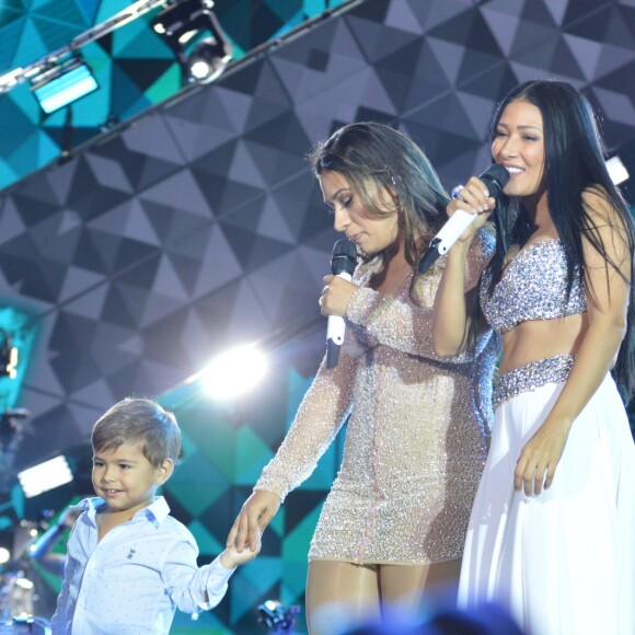 Henry, filho de Simone, dupla de Simaria, roubou a cena em festival de música