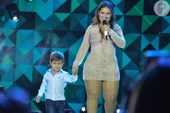Simone, dupla de Simaria, recebeu o filho, Henry, de 2 anos, em festival de música em Goiânia, Goiás, na noite deste domingo, 2 de julho de 2017