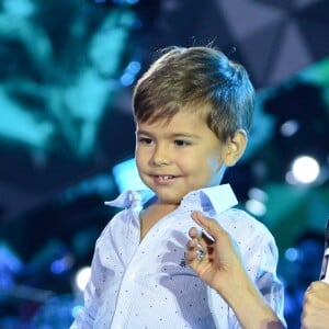 Henry, filho de Simone, ficou um pouco tímido assim que subiu no palco em show da mãe e da tia