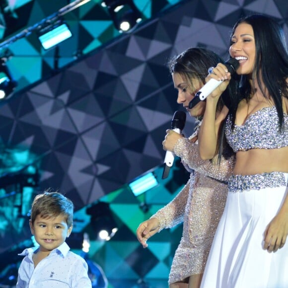 Henry fez a alegria da mãe, Simone, e da tia, Simaria, ao pisar no palco do Villa Mix