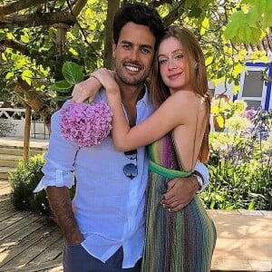 Marina Ruy Barbosa comemorou o aniversário de 22 anos ao lado do noivo, Xandinho Negrão, durante viagem a Portugal