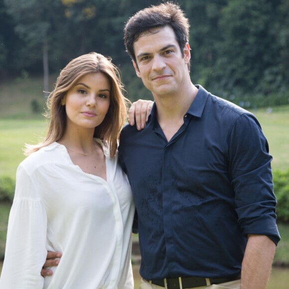 Ainda na novela 'Pega Pega', Luiza (Camila Queiroz) aceitará morar na suíte de Eric (Mateus Solano) no Hotel Carioca Palace e manterá o relacionamento em segredo