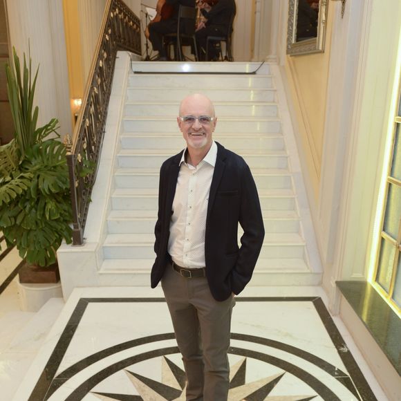 'Eu fiz questão conhecer você pessoalmente, Rúbia Lurdes, para agradecer a acolhida que você tem dado à minha neta', dirá Pedrinho (Marcos Caruso) a Rúbia (Gabriel Sanches) em capítulo da novela 'Pega Pega' previsto para ir ao ar dia 12 de julho de 2017