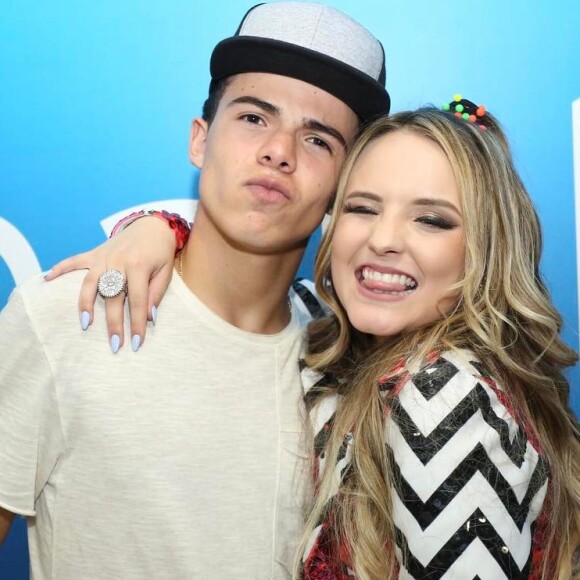 Aliança de Larissa Manoela custa R$ 1.200 e tem data de namoro gravada. Thomaz Costa presenteou a namorada no domingo, 02 de julho de 2017