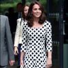 Kate Middleton apostou em um vestido de poás Dolce & Gabbana para ir ao torneio de Wimbledon nesta segunda-feira, 3 de julho de 2017