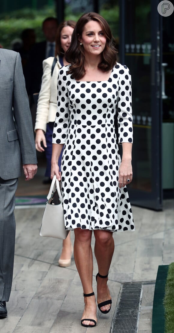 Kate Middleton apostou em um vestido de poás Dolce & Gabbana para ir ao torneio de Wimbledon nesta segunda-feira, 3 de julho de 2017