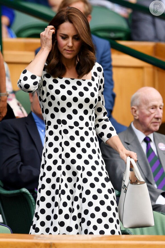 Kate Middleton completou o look com uma tote bag off-white da marca de Victoria Beckham