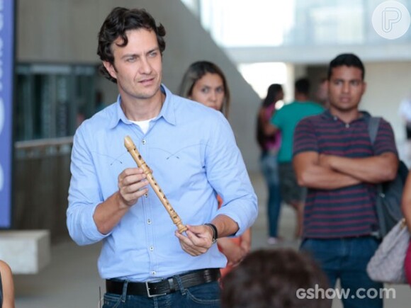 Laerte (Gabriel Braga Nunes) dá uma flauta de presente a Luiza (Bruna Marquezine) e se oferece para lhe dar aulas, na novela 'Em Família'