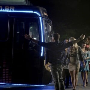 Ao ver o ônibus de Zeca (Marco Pigossi), nomeado Balada Jeiza, Almerinda (Fafá de Belém) fica encantada e conhece o rapaz sem saber que ele é seu filho, novela 'A Força do Querer'