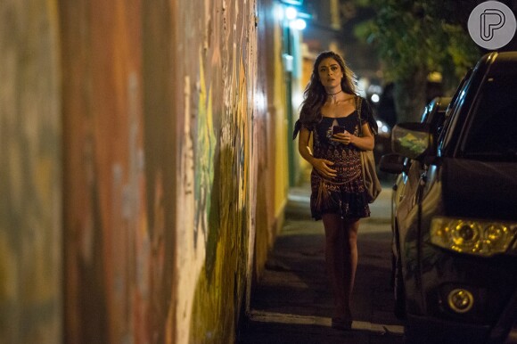 Bibi (Juliana Paes) é flagrada por Jeiza (Paolla Oliveira) em uma rua próxima à comunidade, no capítulo que vai ao ar quarta-feira, dia 12 de julho de 2017, na novela 'A Força do Querer'