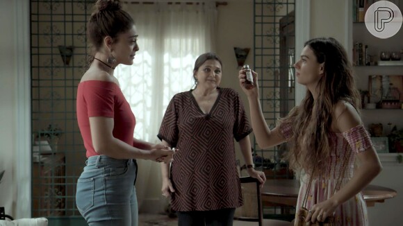 Bibi (Juliana Paes) é vista por Ritinha (Isis Valverde) enquanto carrega grande quantidade de dinheiro, no capítulo que vai ao ar quinta-feira, dia 13 de julho de 2017, na novela 'A Força do Querer'