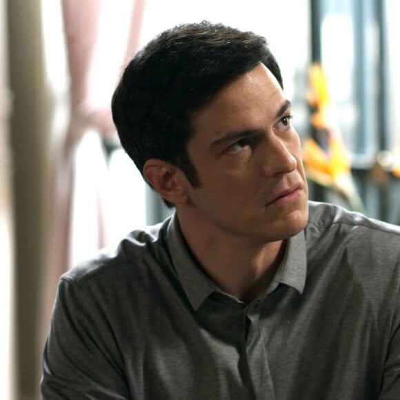 'Você acredita que eu seria capaz de uma coisa assim?', responderá Eric (Mateus Solano) quando Luiza (Camila Queiroz) perguntar se ele matou a ex-mulher, no capítulo do dia 15 de julho de 2017 da novela 'Pega Pega'