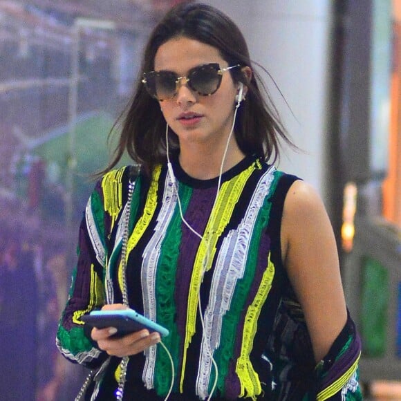 Bruna Marquezine conta qual é a primeira coisa que faz ao acordar: 'Pegar meu celular'