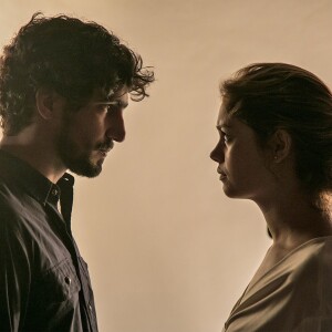 Renato (Renato Góes) e Alice (Sophie Charlotte) se tornarão amantes e se encontrarão às escondidas na série 'Os Dias Eram Assim'