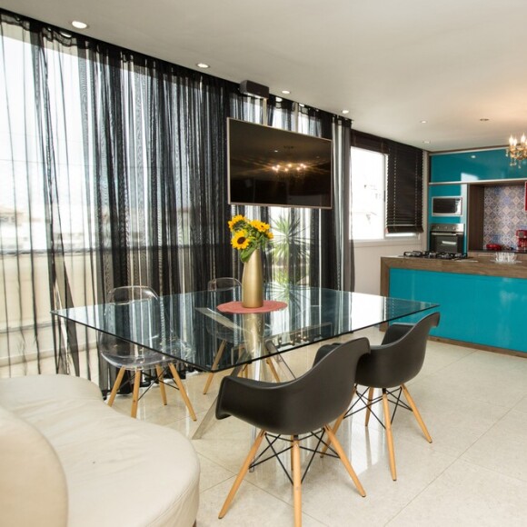 Ex-BBB Emilly gostar de ficar na área de estar ao lado da cozinha para passar tempo conversando com a sua irmã, Mayla, e o pai enquanto ele cozinha