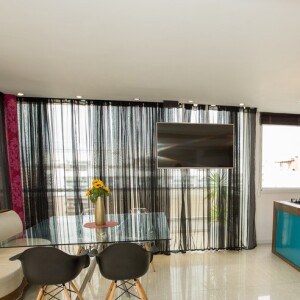Veja fotos área de estar do apartamento duplex da ex-BBB Emilly