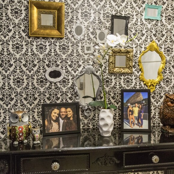 Veja fotos da decoração da entrada do apartamento da ex-BBB Emilly