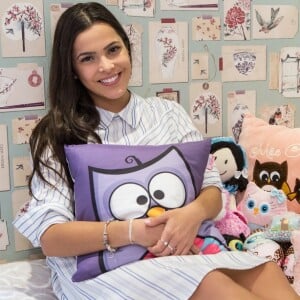 Ex-BBB Emilly posa em na cama de seu quarto e exibe corujas enviadas de presentes por seus fãs