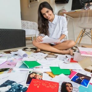 Ex-BBB Emilly exibe cartas enviadas por fãs em seu escritório 