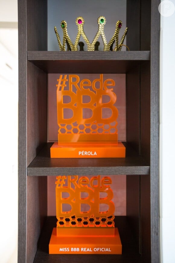 Ex-BBB Emilly guarda na estante os troféus recebidos na 'RedeBBB'