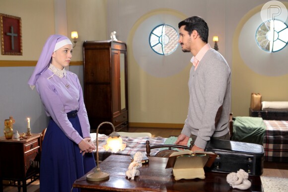 Cecília (Bia Arantes) e Doutor André (Bruno Lopes) vão se aproximar depois que a jovem abandonar a vida religiosa na novela 'Carinha de Anjo'