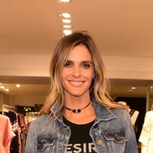 Fernanda Lima usa jaqueta jeans e tênis em lançamento de grife