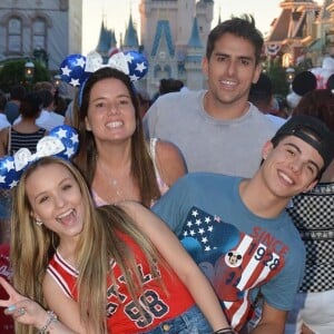 Larissa Manoela e o namorado, Thomaz Costa, estão na Disney curtindo férias