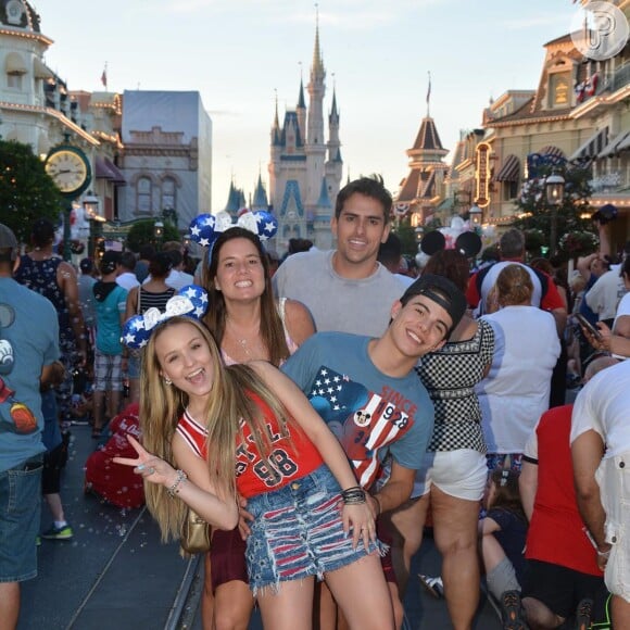 Larissa Manoela e o namorado, Thomaz Costa, estão na Disney curtindo férias
