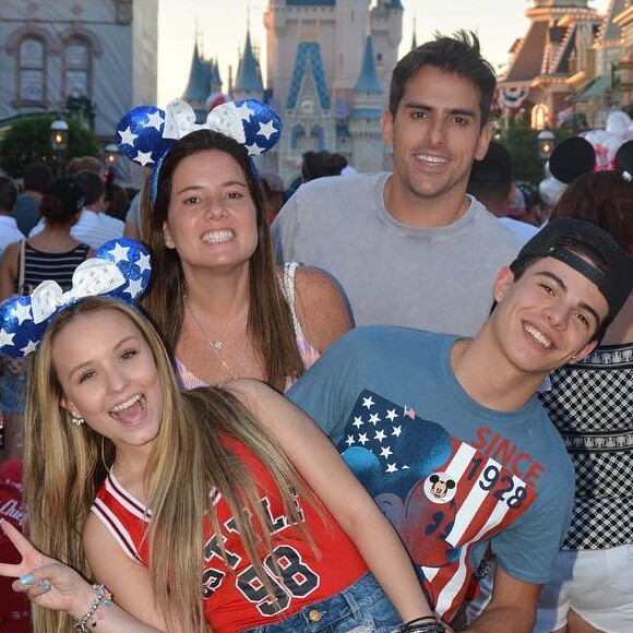 Larissa Manoela e o namorado, Thomaz Costa, estão na Disney curtindo férias