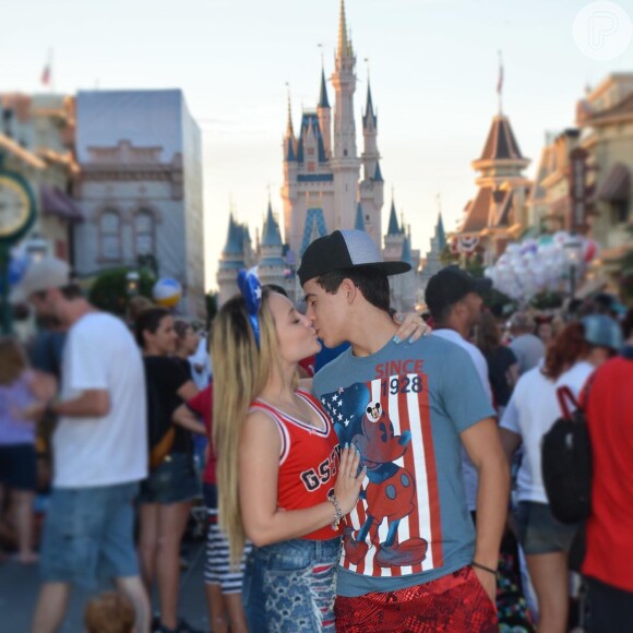 Larissa Manoela trocou beijo com o namorado, Thomaz Costa, durante passeio na Disney