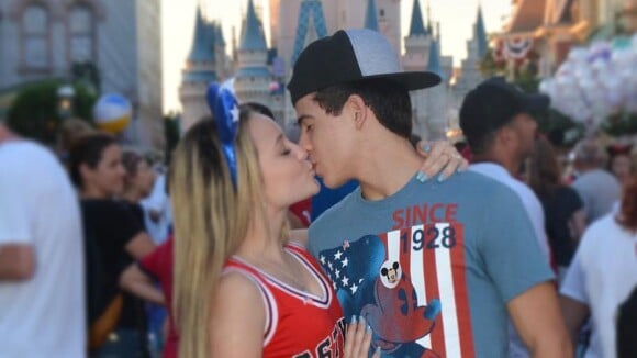 Beijo no namorado e festa de criança: o dia de Larissa Manoela na Disney
