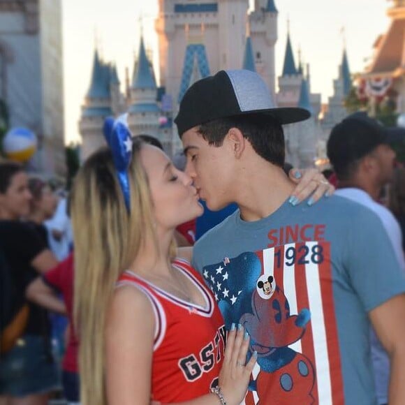 Larissa Manoela trocou beijo com o namorado, Thomaz Costa, durante passeio na Disney