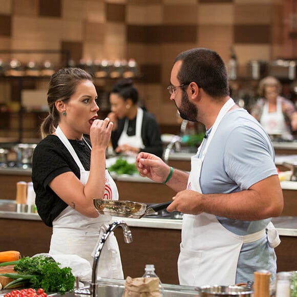 'Acho que comparado ao da chef (Paola Carosella), podia ficar um pouco mais consistente', disse Deborah sobre o prato