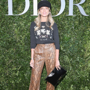 Com influência do estilo militar, Helena Bordon apostou em calça de couro de cobra, suéter, boina e bolsa carteira para o lançamento da exibição 'Christian Dior, couturier du reve' em 3 de julho de 2017