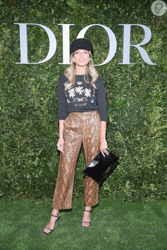 Com influência do estilo militar, Helena Bordon apostou em calça de couro de cobra, suéter, boina e bolsa carteira para o lançamento da exibição 'Christian Dior, couturier du reve' em 3 de julho de 2017