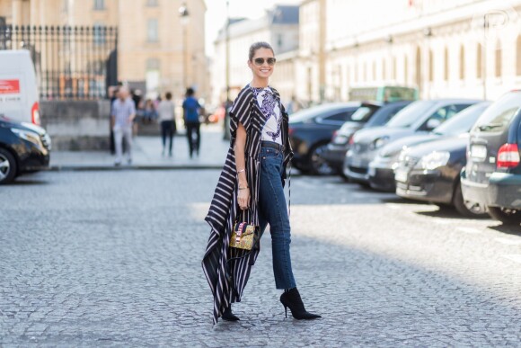 Seguindo o estilo casual fashion, Helena Bordon vestiu body Lenny Niemeyer, jeans Re/Done, capa Etro, bota Balenciaga e bolsa Gucci para ver o desfile de Ulyana Sergeenko em Paris no dia 4 de julho de 2017