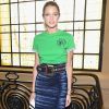 Helena Bordon combinou saia midi azul e camisa verde para ir ao desfile da grife Jean Paul Gaultier nesta quarta-feira, 5 de julho de 2017