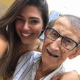 A ex-BBB Vivian Amorim anunciou a morte do avô, Aldemir, nesta quarta-feira, 5 de julho de 2017