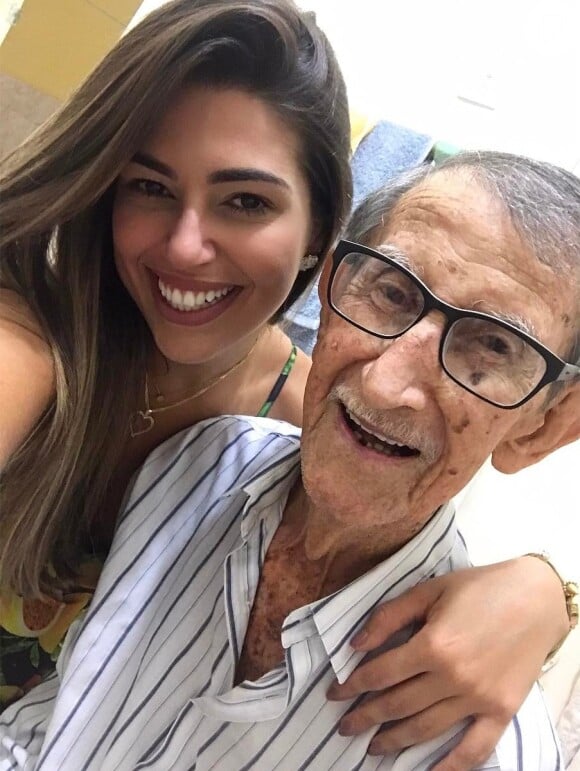 A ex-BBB Vivian Amorim anunciou a morte do avô, Aldemir, nesta quarta-feira, 5 de julho de 2017