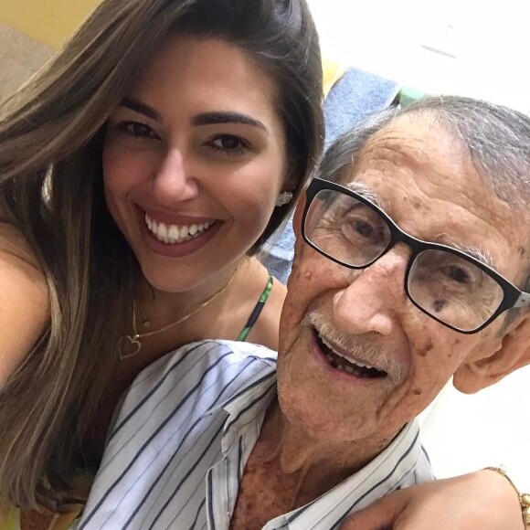 A ex-BBB Vivian Amorim anunciou a morte do avô, Aldemir, nesta quarta-feira, 5 de julho de 2017