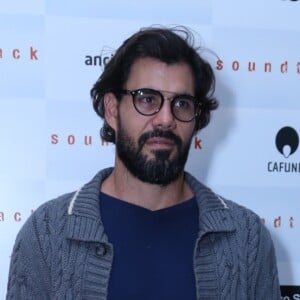 Juliano Cazarré também prestigiou a pré-estreia do filme 'Soundtrack'