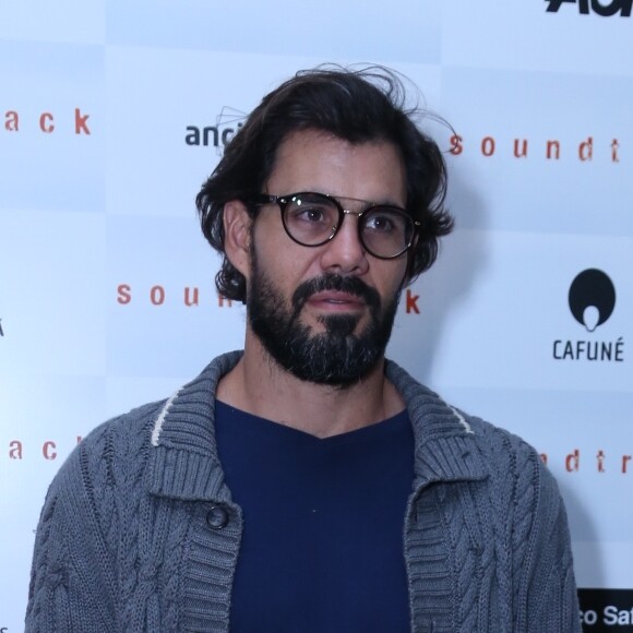 Juliano Cazarré também prestigiou a pré-estreia do filme 'Soundtrack'