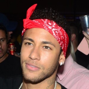 Neymar cantou 'Gostava Tanto de Você' em karaokê e fãs apontaram como indireta para Bruna Marquezine