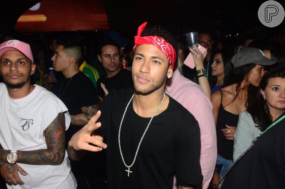 Neymar cantou 'Gostava Tanto de Você' em karaokê e fãs apontaram como indireta para Bruna Marquezine