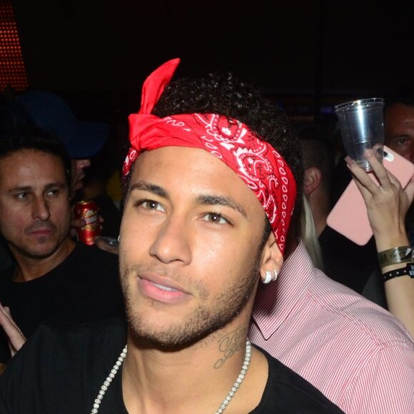 Neymar cantou 'Gostava Tanto de Você' em karaokê e fãs apontaram como indireta para Bruna Marquezine